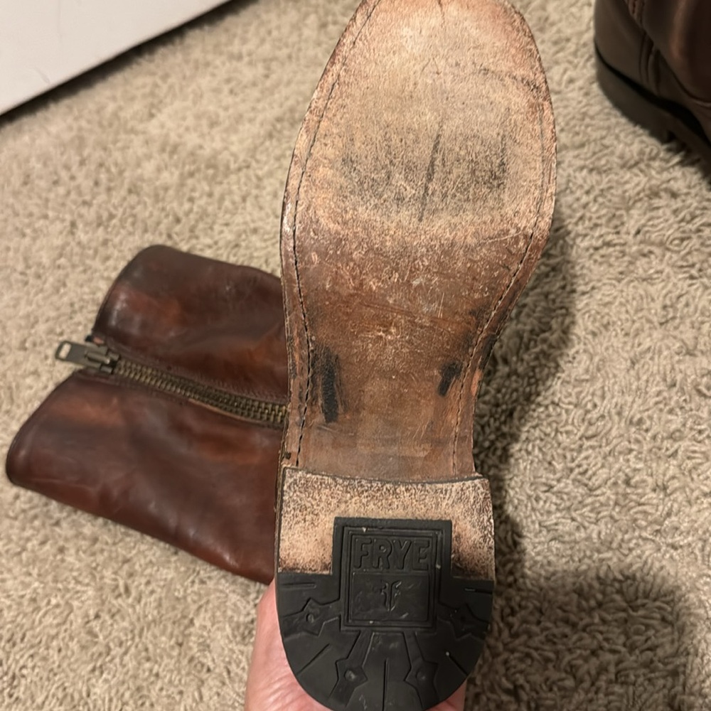 Frye Heath outside zip maple color size 6 - Picture 6 of 9